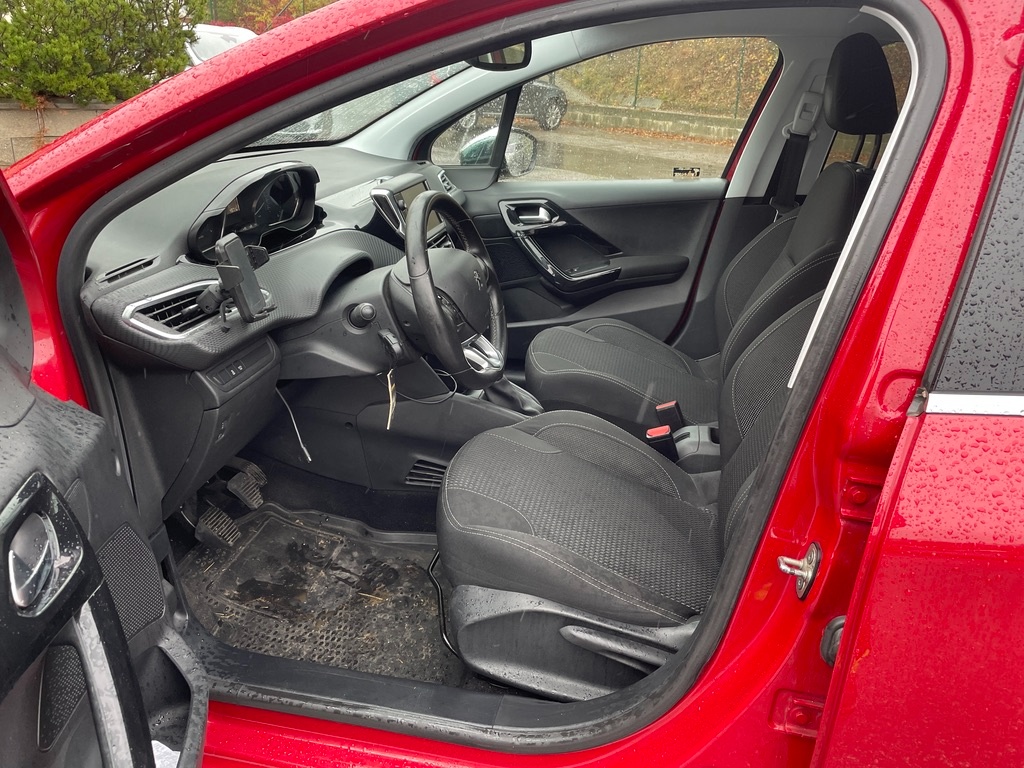 Prodám Peugeot 208 1,2 benzín 81kW, rok 2015, STK 6/2027 - 9