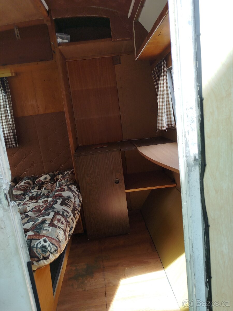 Karavan na pevné stání - 9