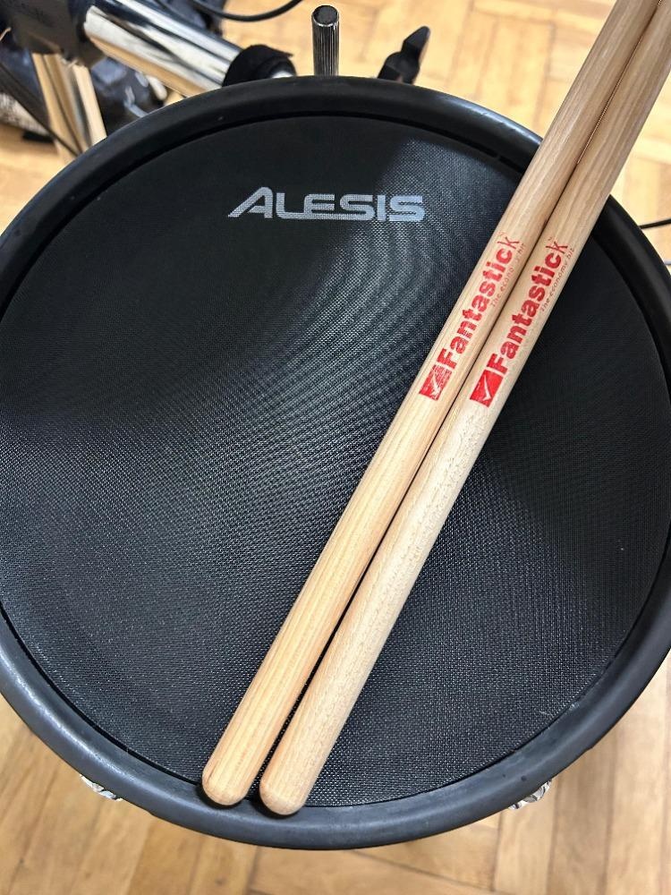 Prodám elektronickou bicí soupravu Alesis Command Mesh Kit - 9