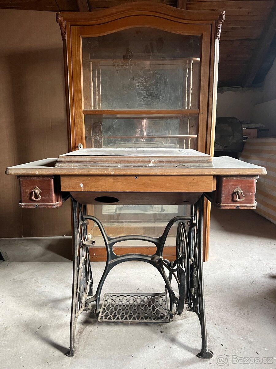 Starý šlapací šicí stroj – dekorativní litinový podstavec, k - 9