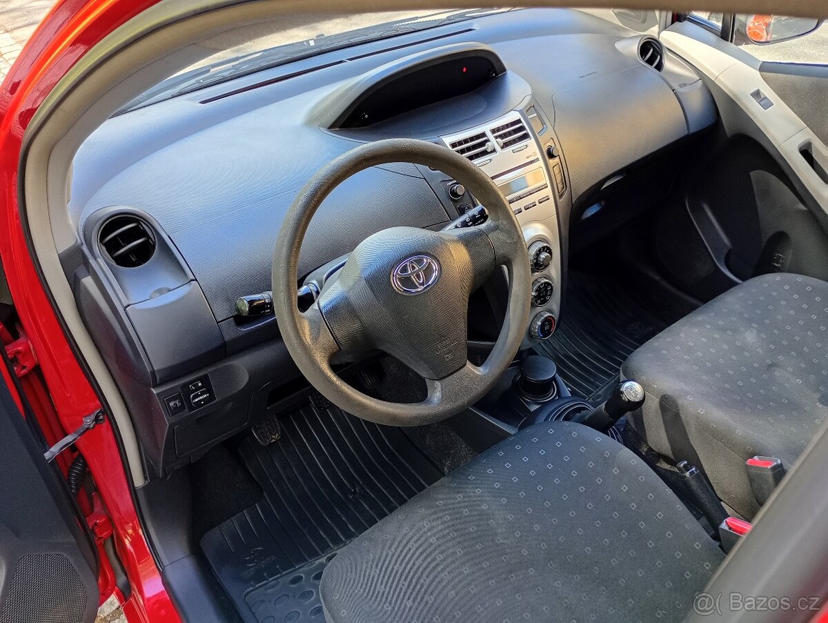 Toyota Yaris 1.3i - 9
