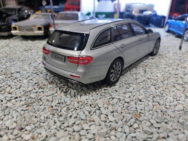 model auta Mercedes E klasse T modell Iscale 1:18 - 9