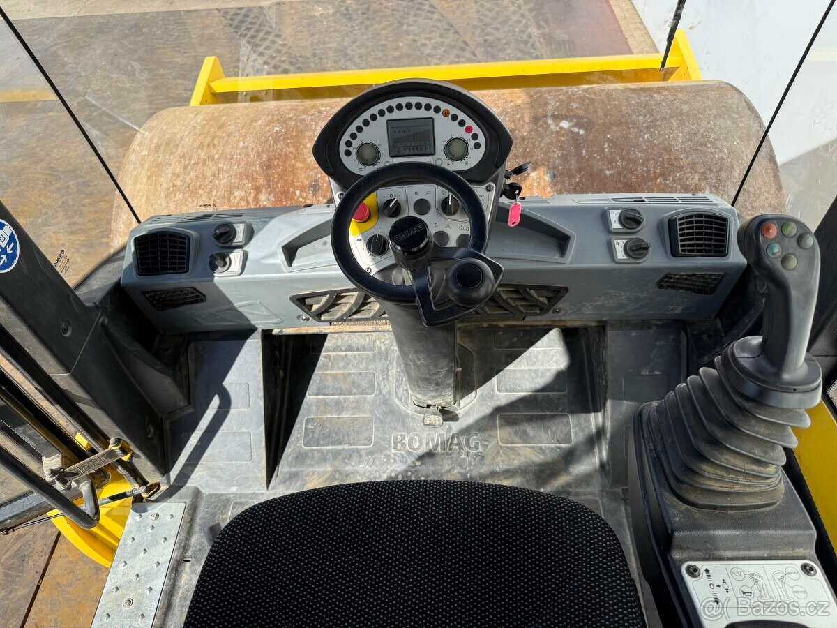 Válec Bomag 211 - 9