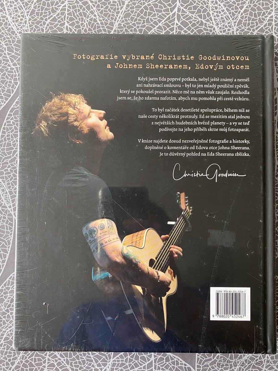 Nová kniha Ed Sheeran před objektivem v originální fólii - 9