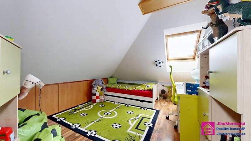 Prodej podkrovního bytu 4+1, 106 m², zahrada, Břeclav - 9