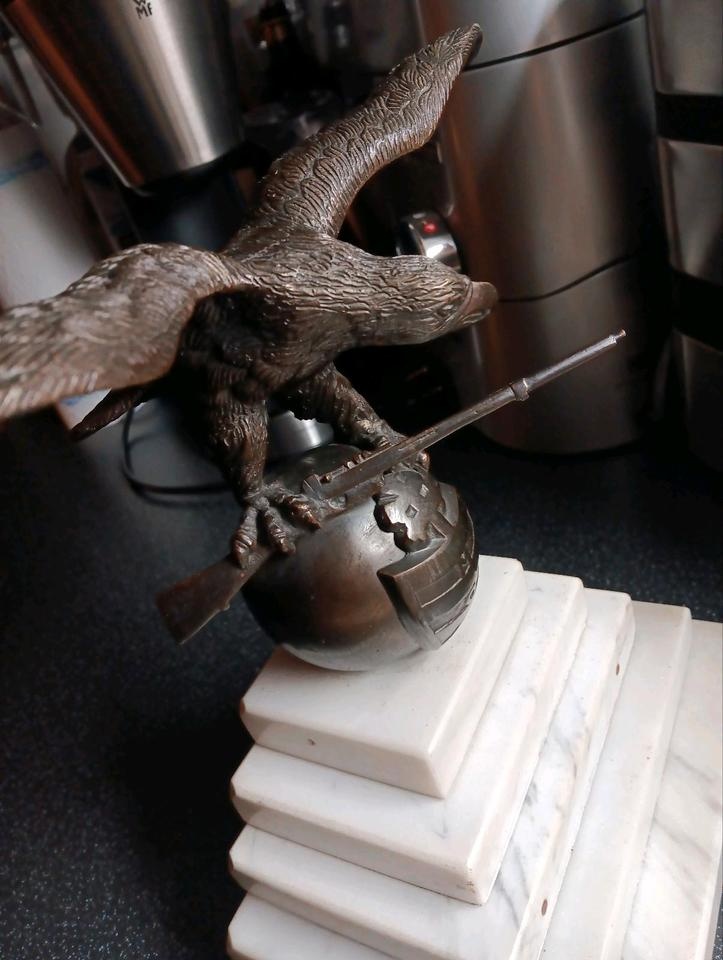 Bronzový orel na mramorovém podstavci – historická dekorace - 9
