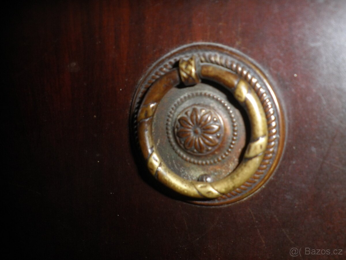 Tmavá komoda, vitrína nebo knihovna s pracovním stolkem - 9