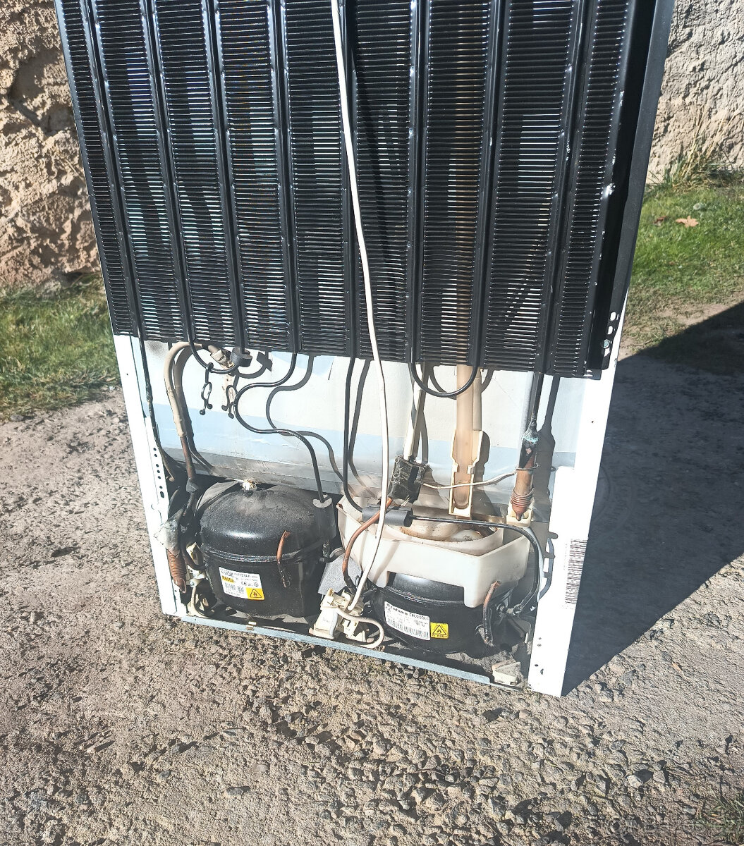 VESTAVNÁ CHLADNIČKA S MRAZNIČKOU LIEBHERR - 178cm - A+ - 9