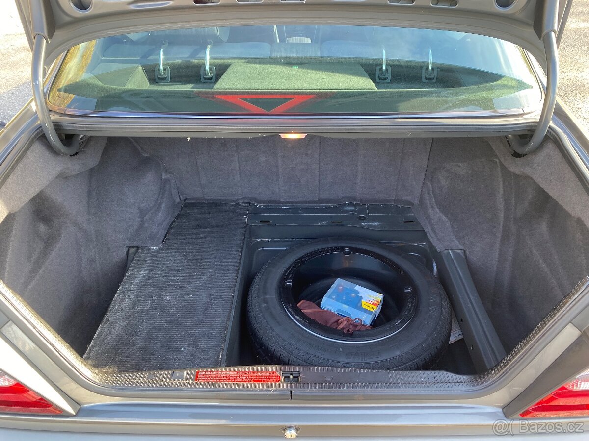 Mercedes-Benz w124 300ce - 9