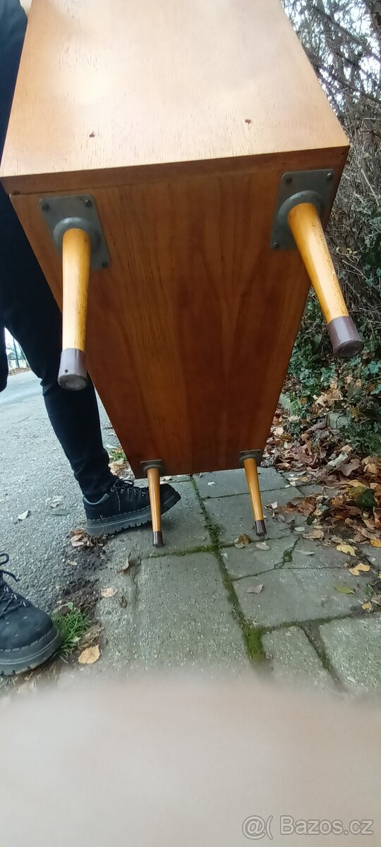 Retro knihovna na nožkách - 9