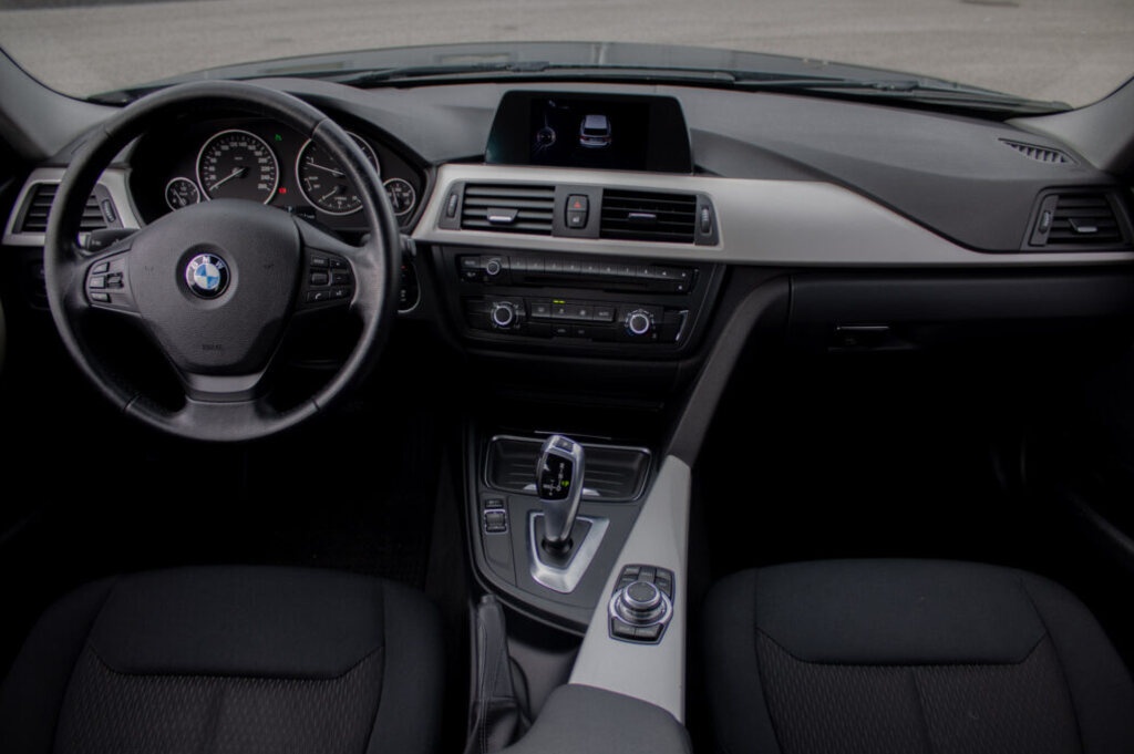 BMW rad 3 Touring 320d AT/8 - 9