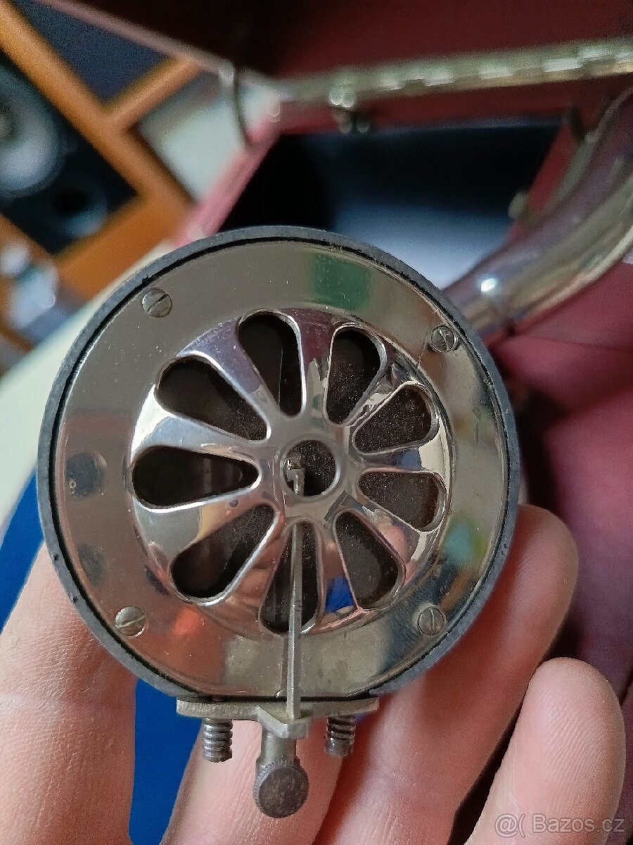 KUFŘÍKOVÝ GRAMOFON NA KLIKU - 9