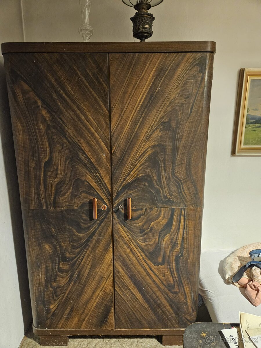 Různé skříně, postel, křesla, atd. - 9