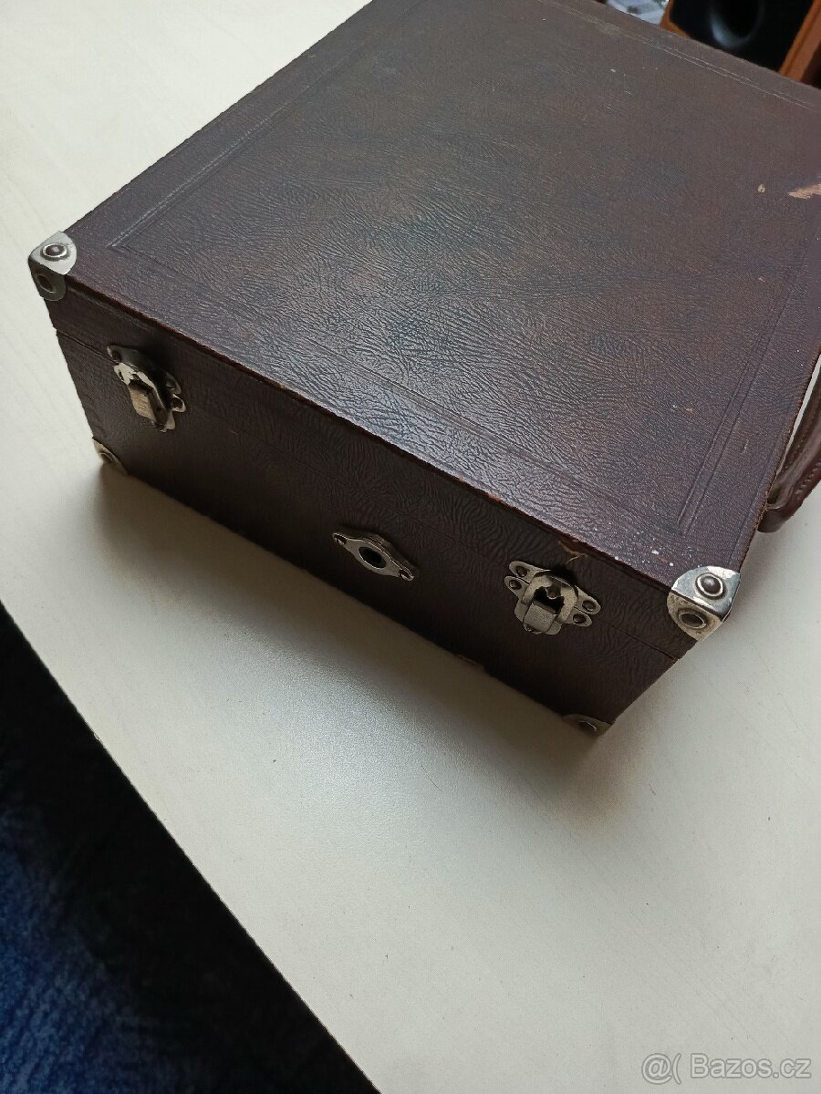 KUFŘÍKOVÝ GRAMOFON NA KLIKU - 9