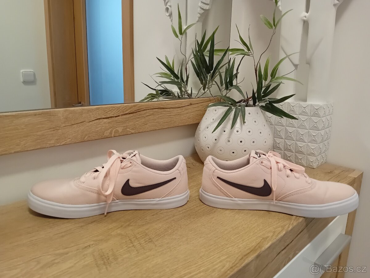 Nike dámské tenisky Solarsoft vel. 39 - 9