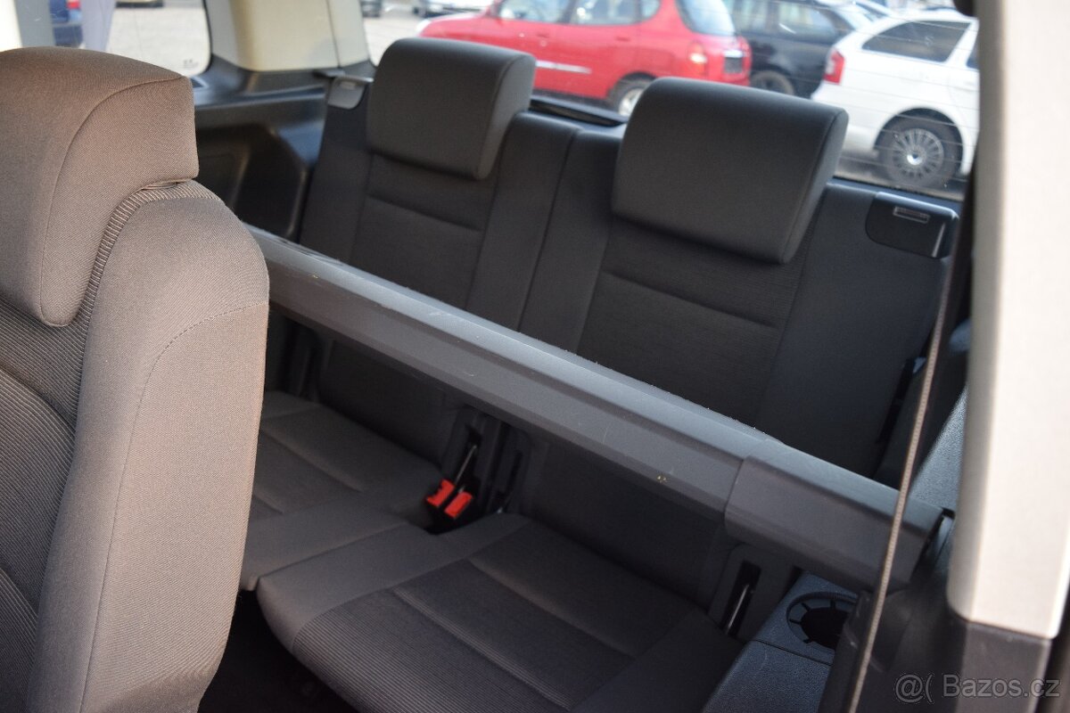 Volkswagen Touran 1.4 TSI 7MÍST VYHŘEV BOHATÁ VÝBAVA - 9