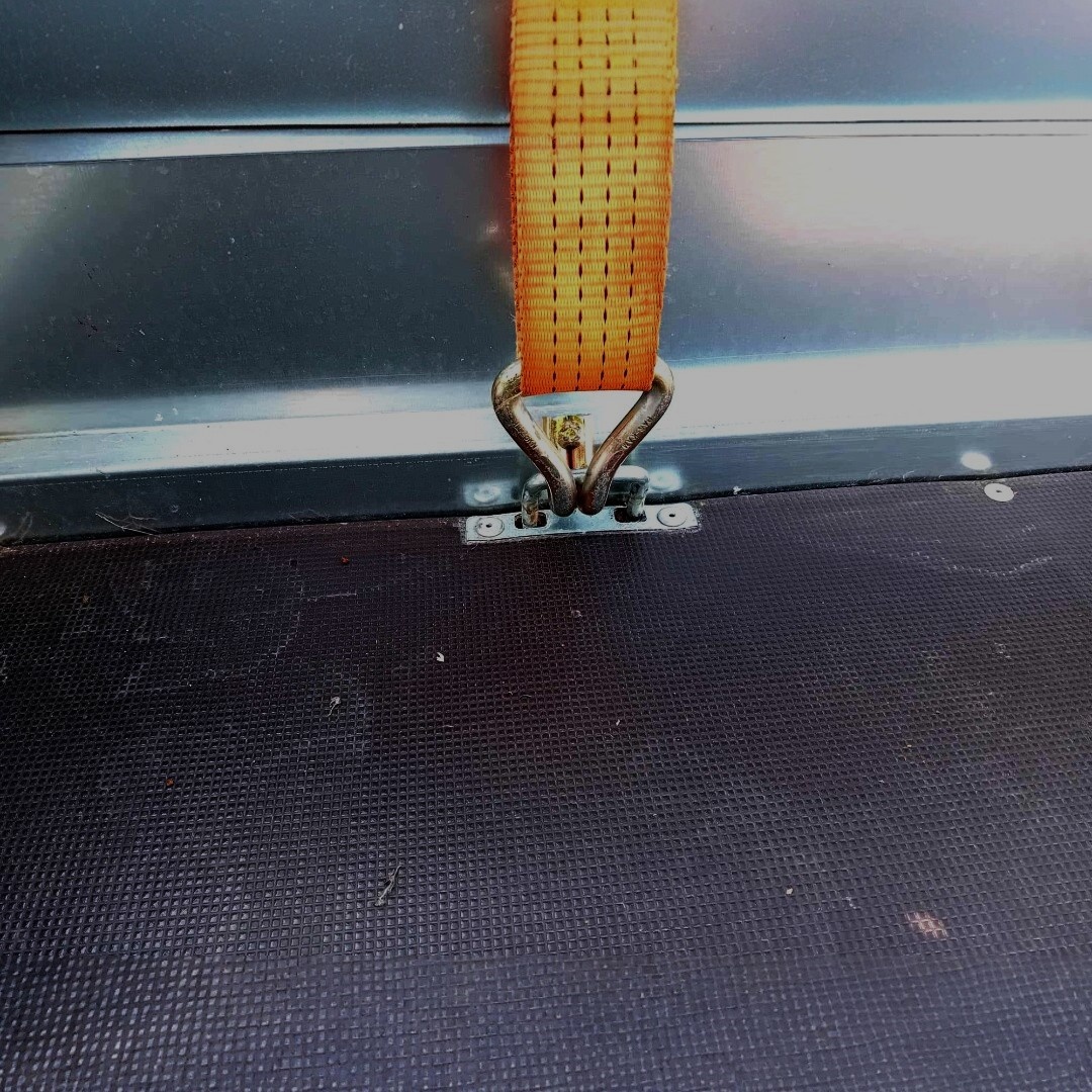 Brzděný přívěsný vozík 1300Kg, 2,65m x 1,30m, svařovaný rám - 9