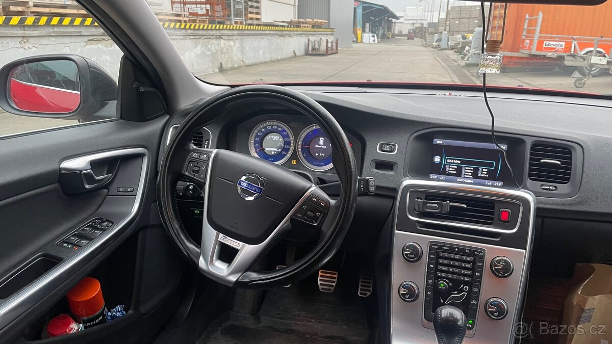 Volvo V60 D5, 151 KW R-design nebourané - 9
