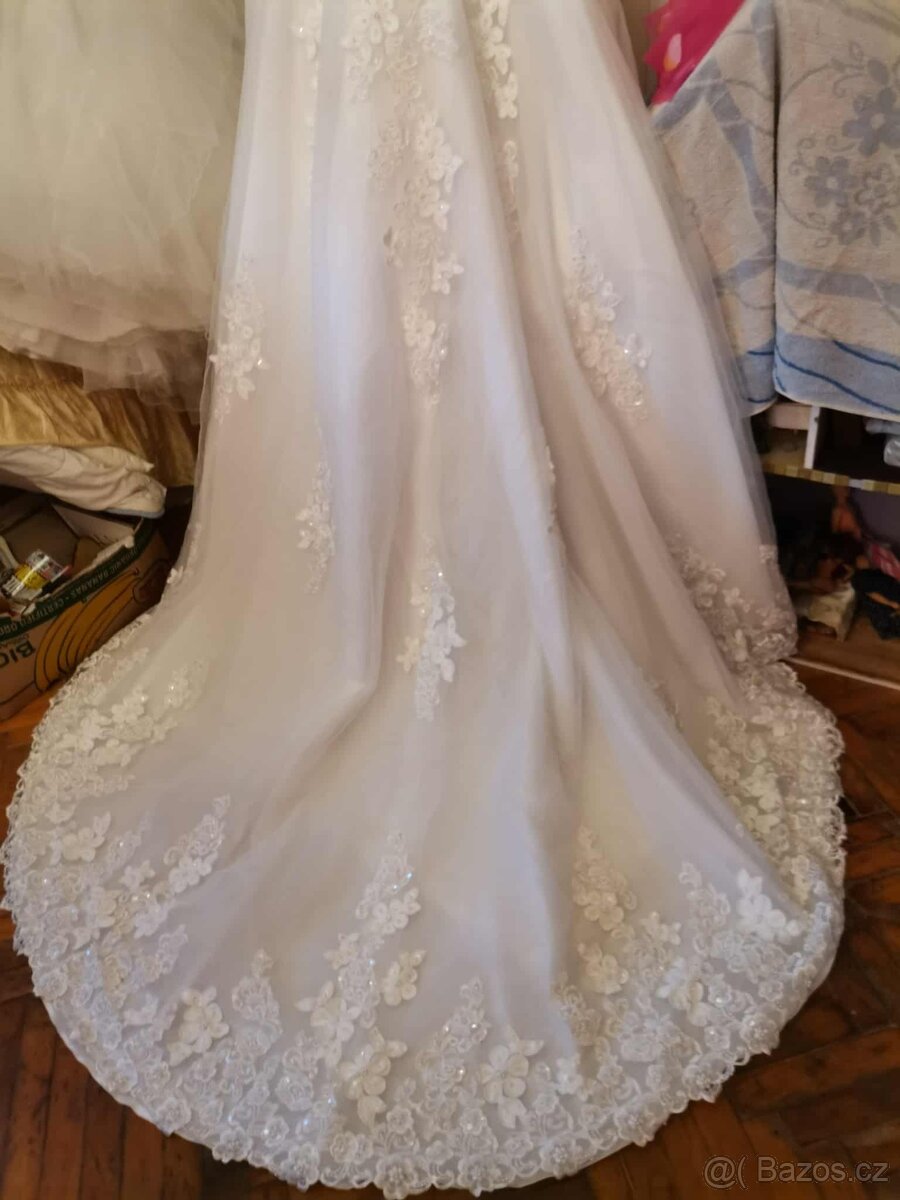 svatebni šaty s vlečkou - 9