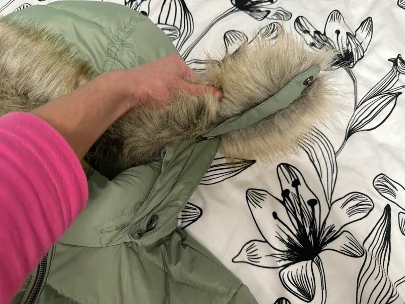 Tommy Jeans dámská péřová bunda s kožešinou Zelená XXS - 9