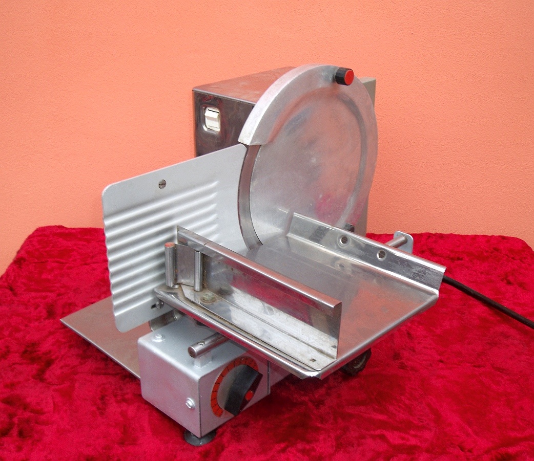 Zavíračka uzávěr konzerv s odřezávačkou. Nářezový stroj - 9