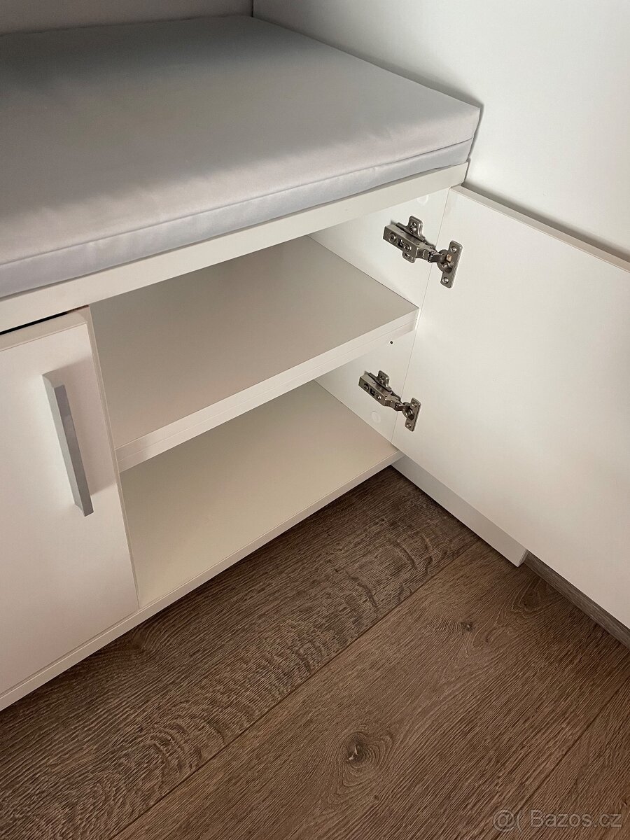 Bílá sedací skříňka na kolečkách - 9