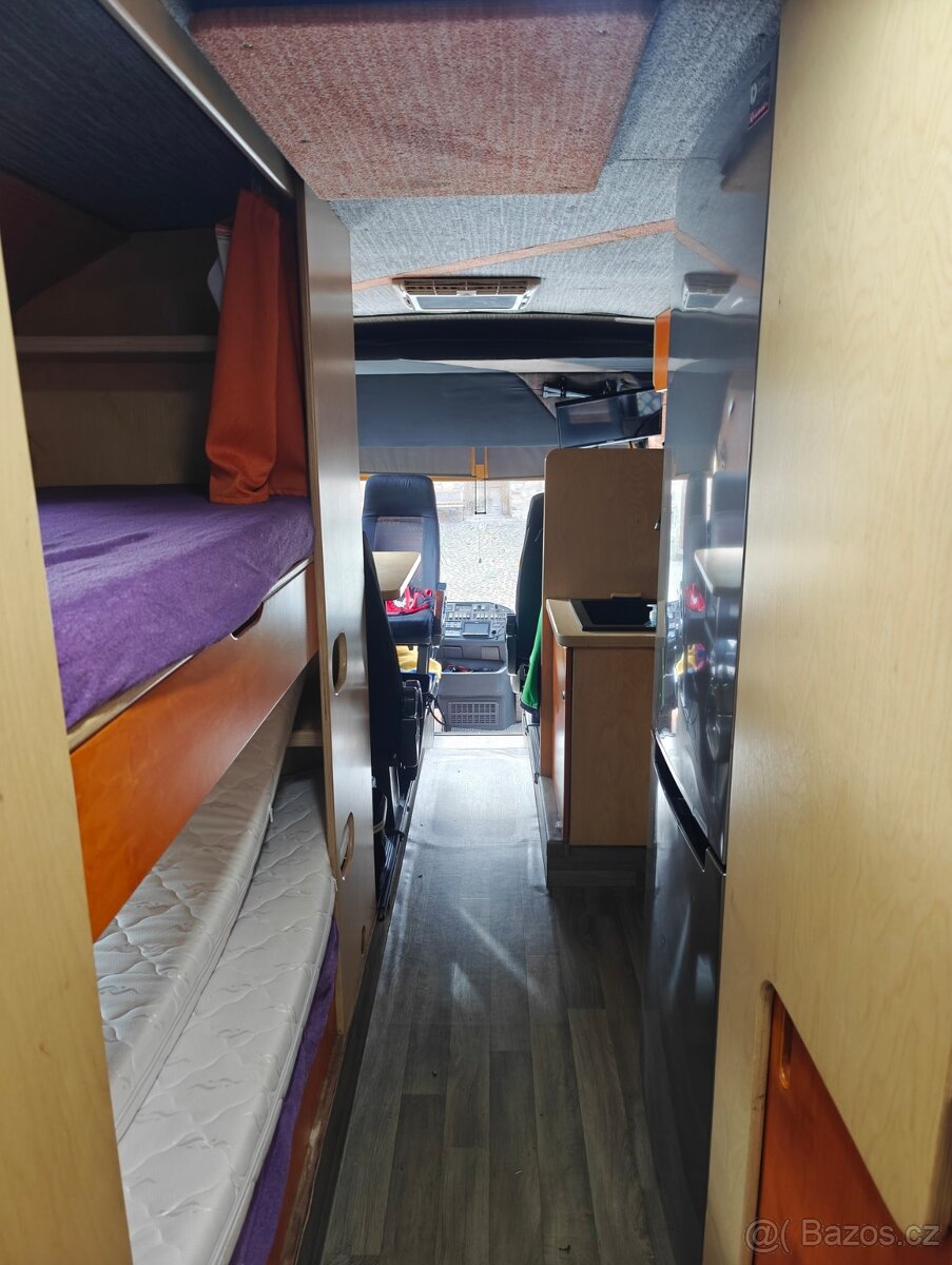 Obytný autobus (speciál na přepravu závodního vozu) - 9