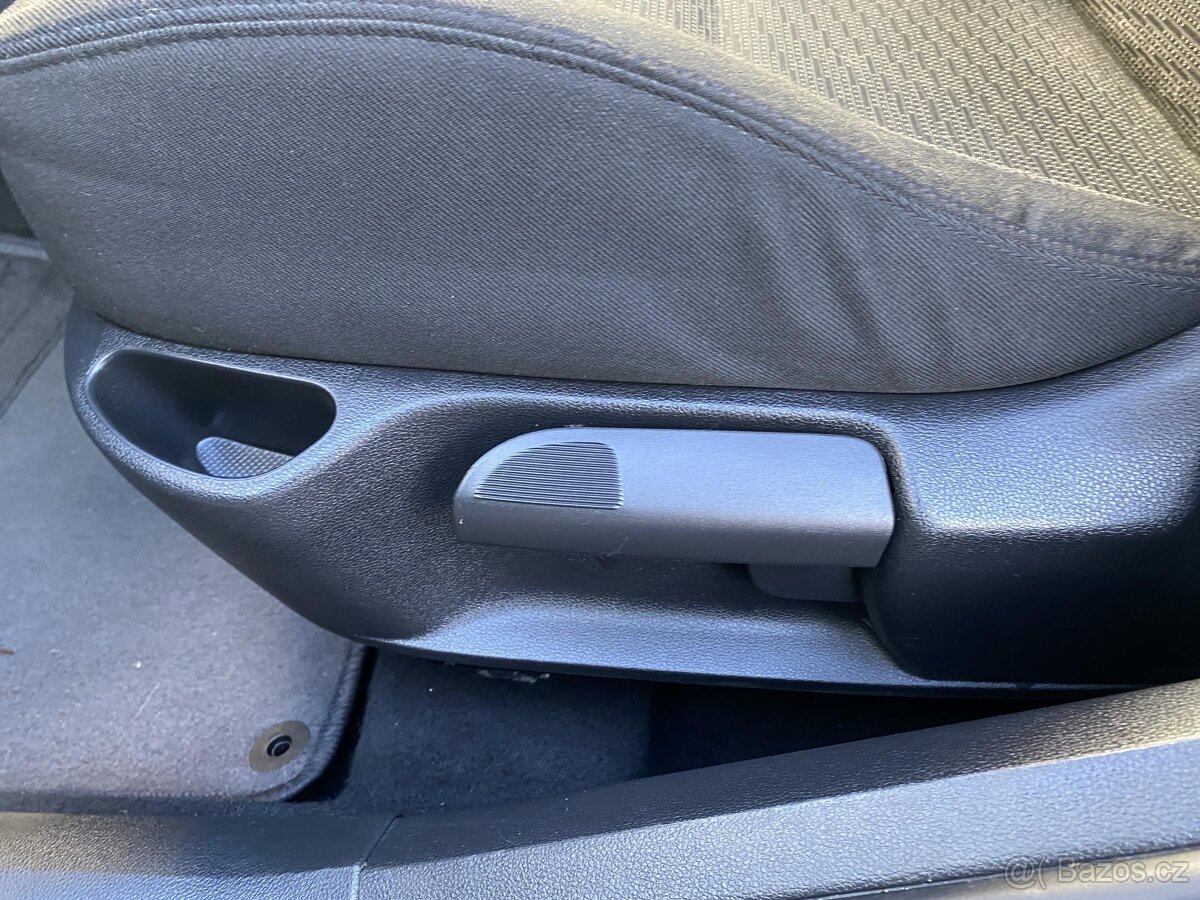 Peugeot 308 1.6 VTi , 88 kW benzín, 2011 - 9