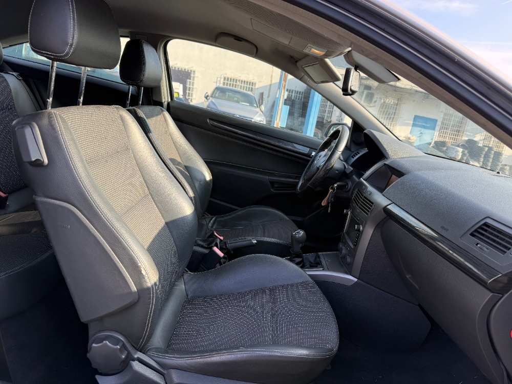 Opel Astra GTC 2.0 Turbo Cosmo - 9