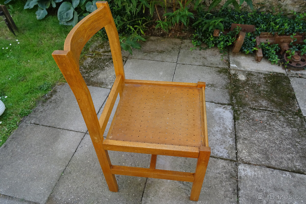 Stůl, 4 židle a 1 stolička - 9