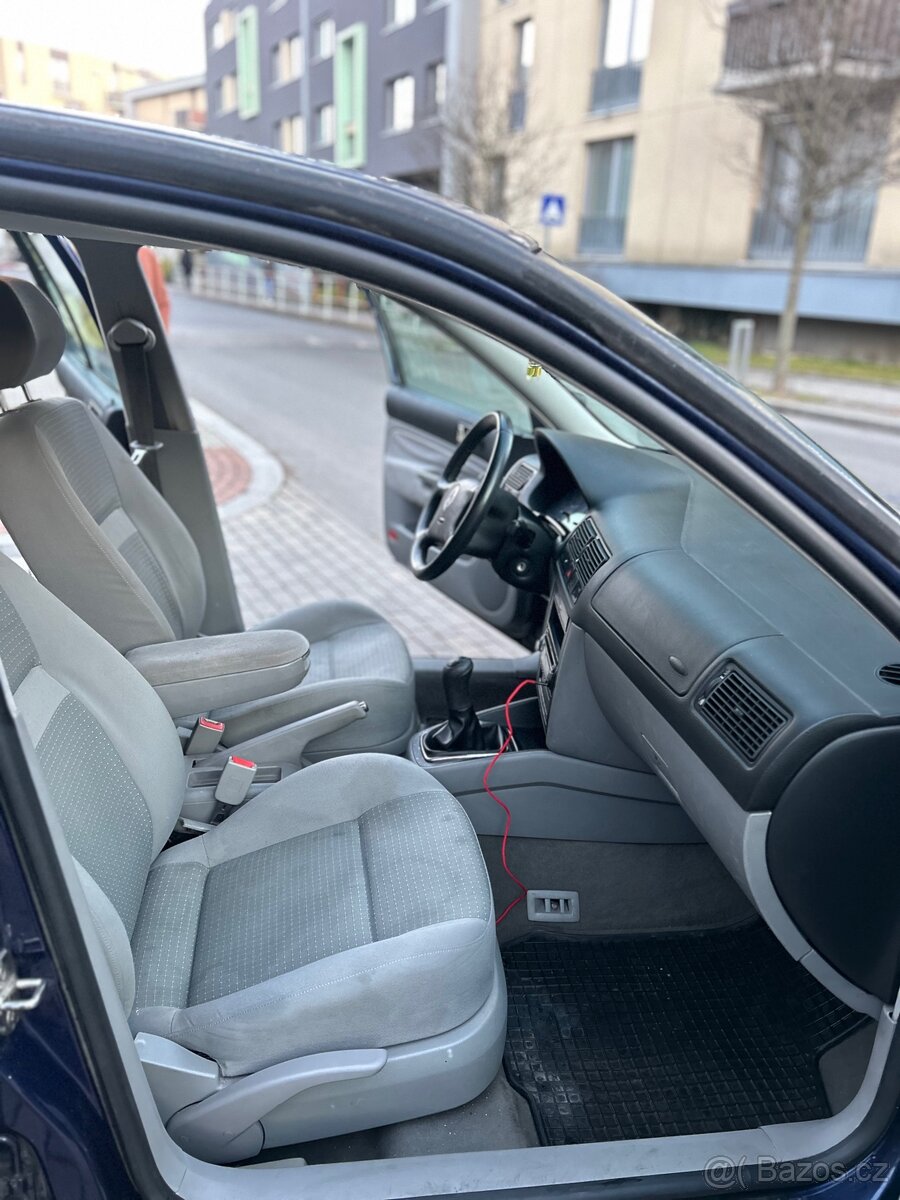 Volkswagen Golf 1.6 benzin - 9