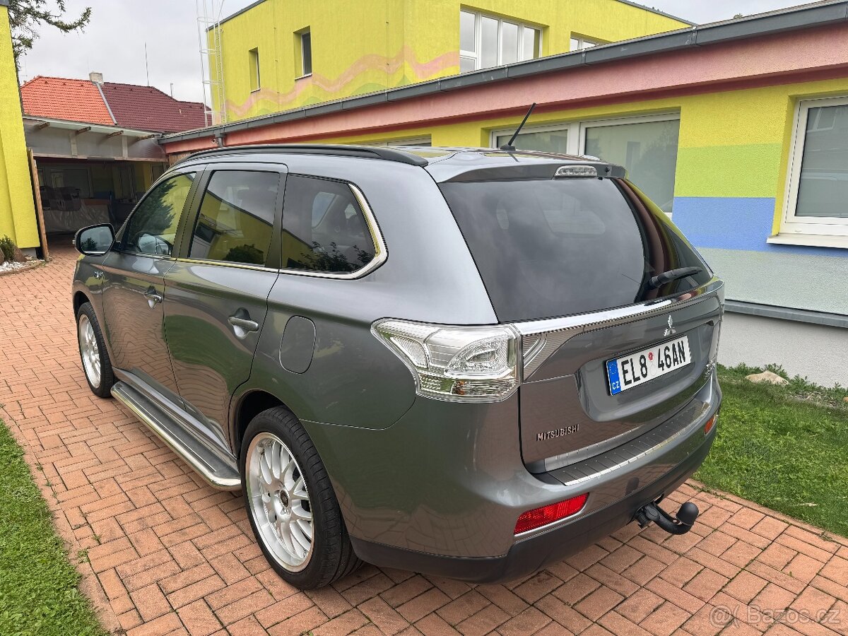 Outlander PHEV hybrid najeto pouze 162000 km - 9