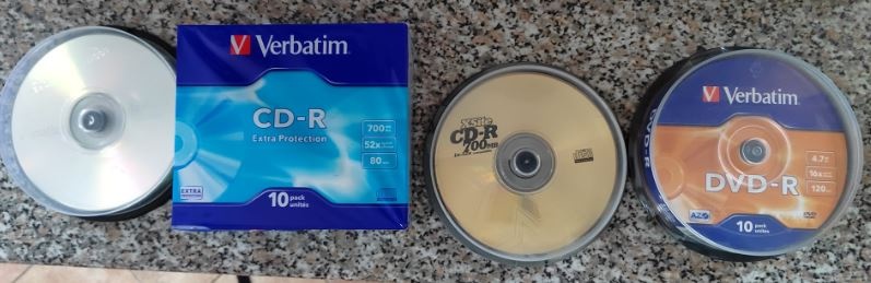 Reproduktory, kryty na telefony, klávesnice, Kabely, CD - 9