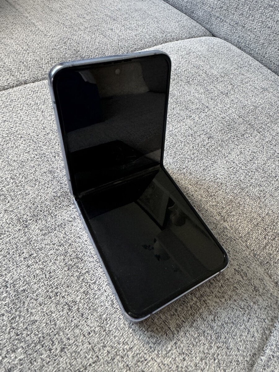 Samsung Galaxy Z Flip4 5G 8 GB / 256 GB - 9
