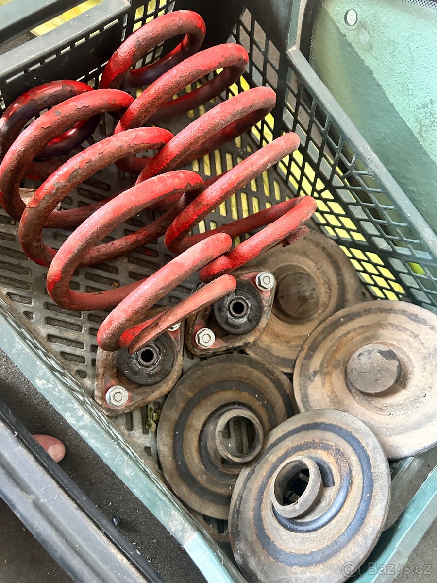 BMW E36 zbytky dílů 318is - 9