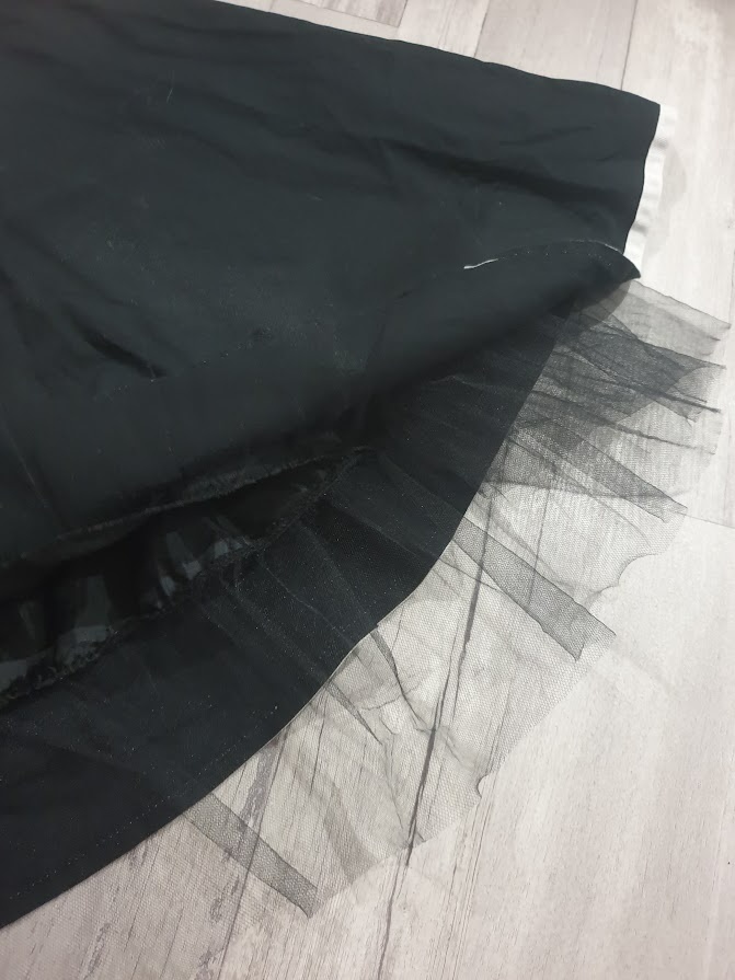 Krásné černé šaty bez ramínek - 9