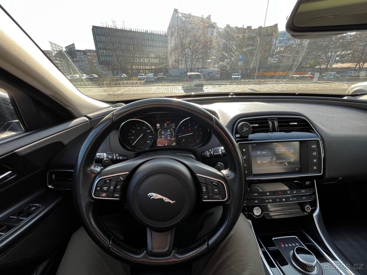 Jaguar XE 2.0 AWD - 9