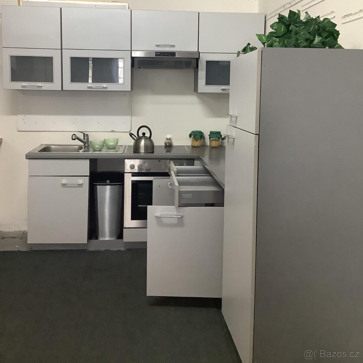 Moderní šedá kuchyně LUNARA - 9