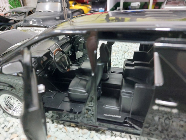 model auta 1:18 Toyota Alphard čierna farba - 9