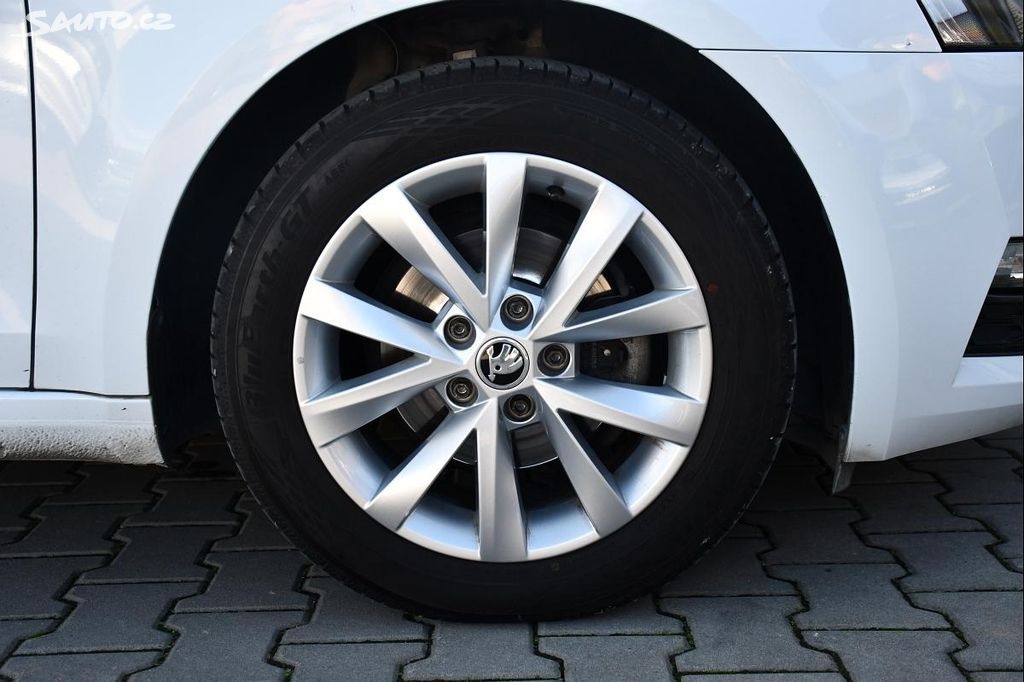 Škoda Octavia Combi 1.6TDi DSG 85KW NAVI CARPLAY - 9