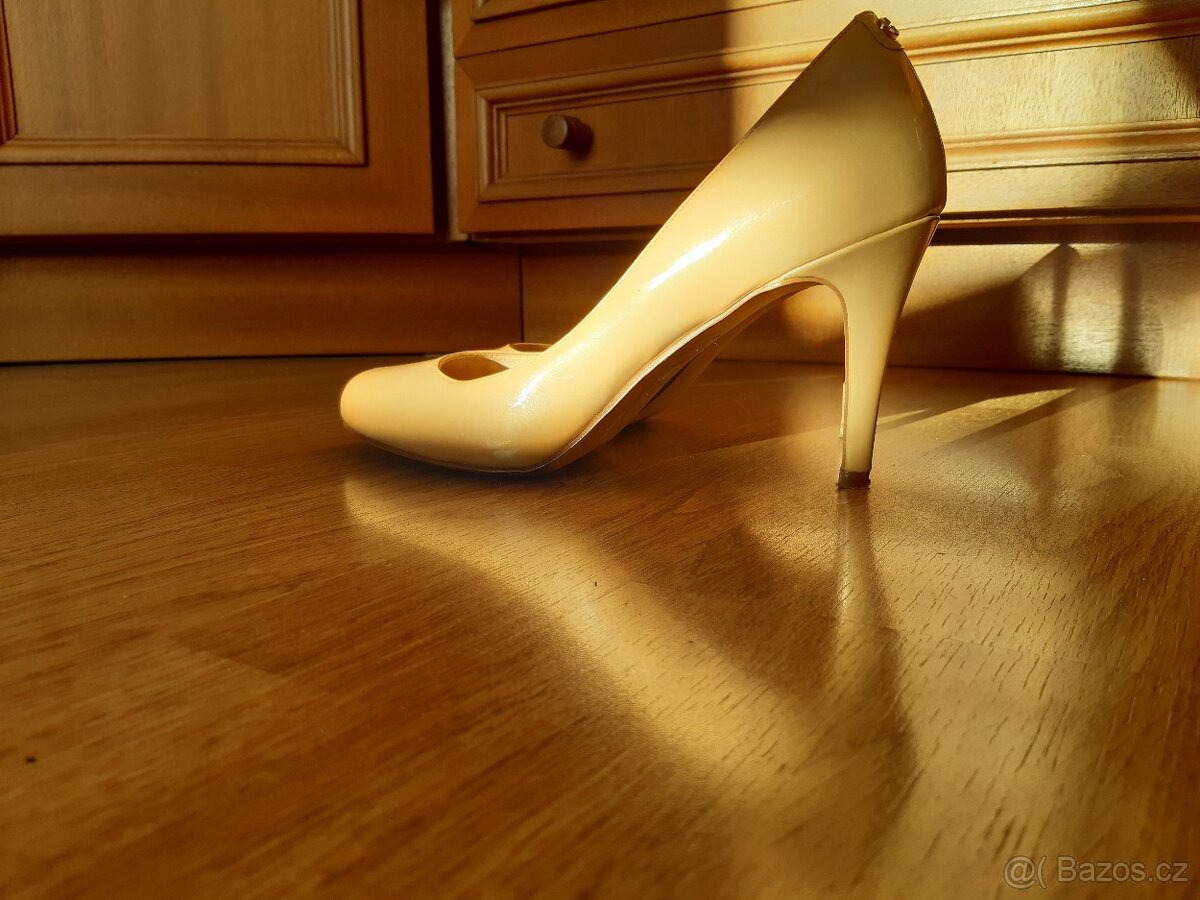 Béžové lakové lodičky Guess 38 - 9