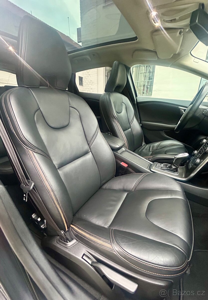 VOLVO V40 CROSS COUNTRY 2.5 T5 187KW 4x4 SUMMUM-AUTOMAT-ACC - 9