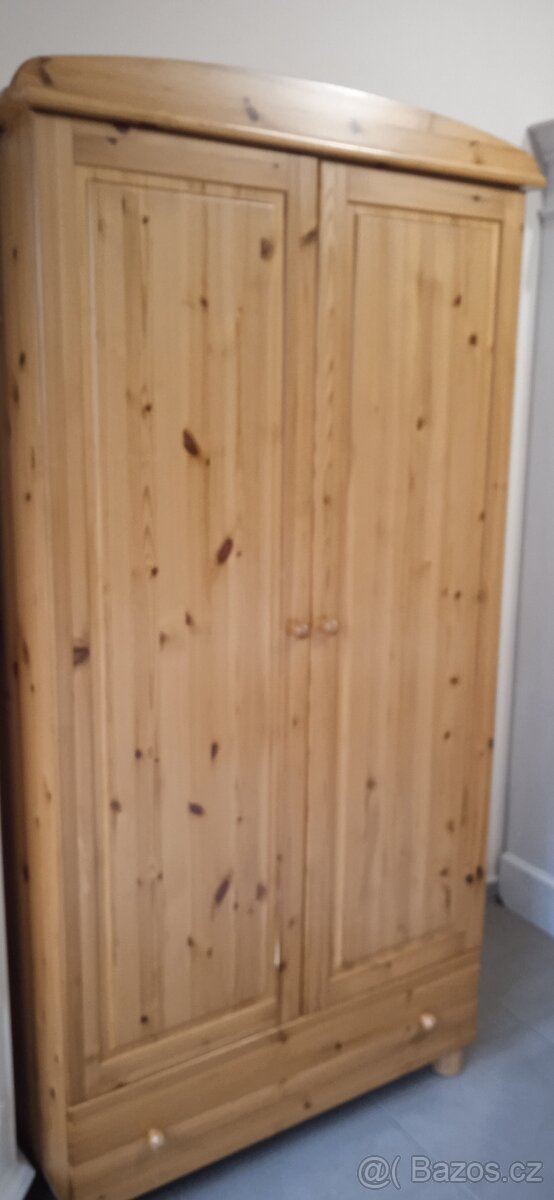 Dřevěná borovicová šatní skříň - 9