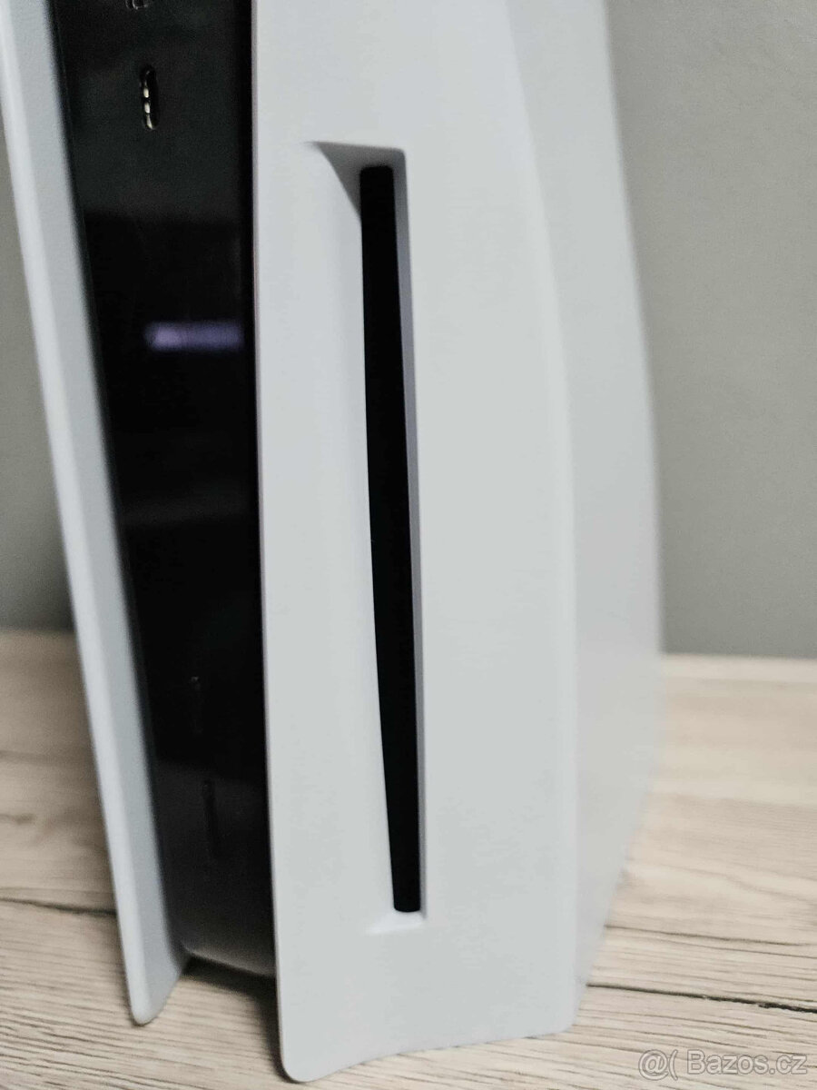 PlayStation 5 s mechanikou + God of War + stylový stojan - 9