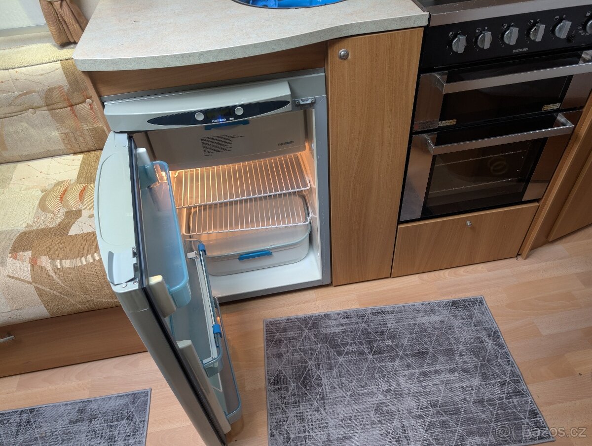 SWIFT CHARISMA 550, VELKÁ KOUPELNA A POSTEL - 9