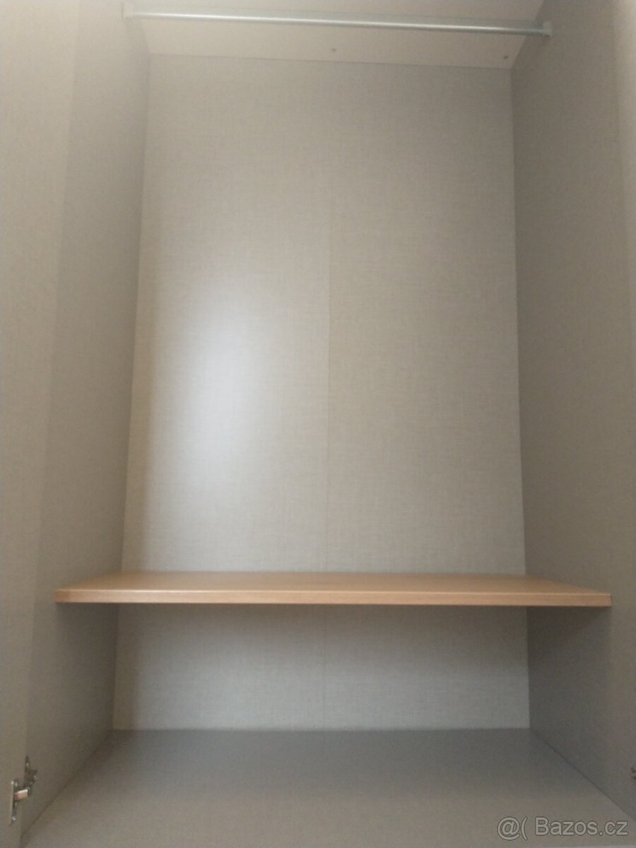 Šatní skříň se zrcadly - 9