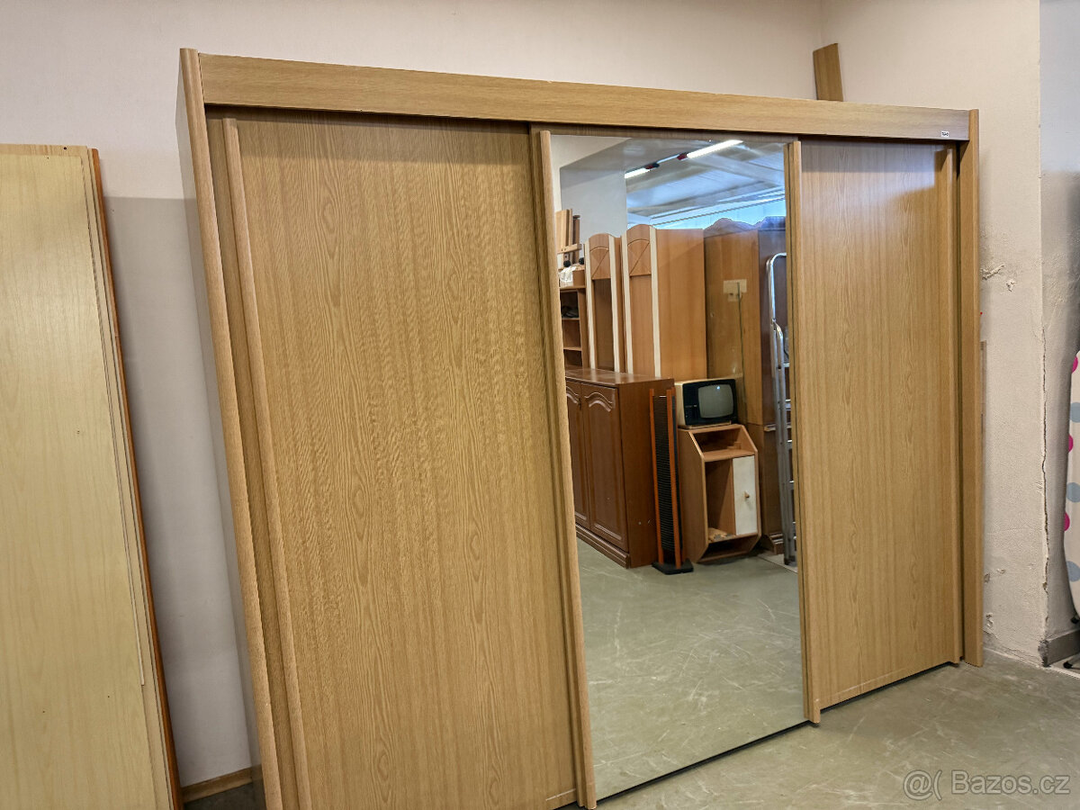 Třídveřová velká šatní skříň s posuvnými dveřmi - 9
