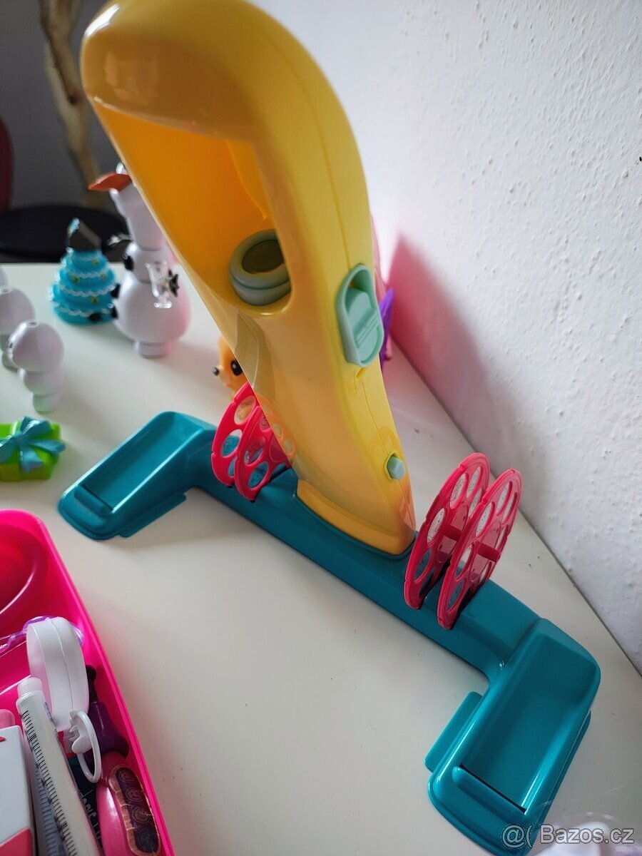MIX hraček ... lékař, projektor, interaktivní pejsek a další - 9
