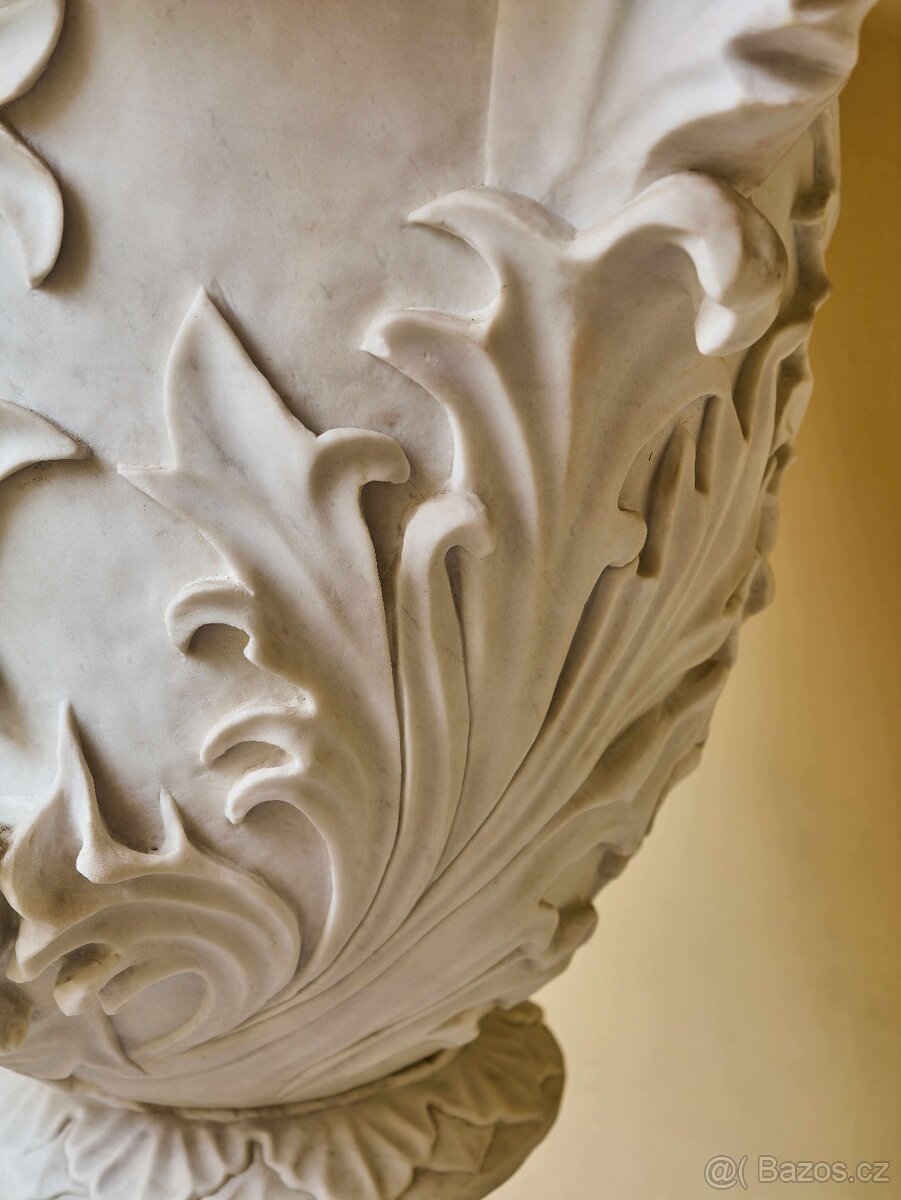 Monumentální klasicistní mramorová váza s figurální výzdobou - 9