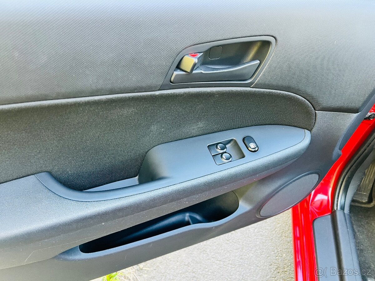 HYUNDAI i30 1.4 i BENZÍN NAJETO JEN 100 TIS KM - 9